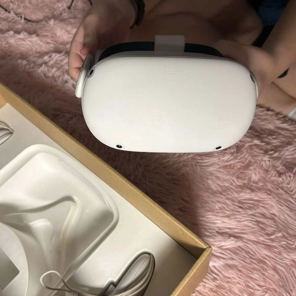 White Oculus quest 2